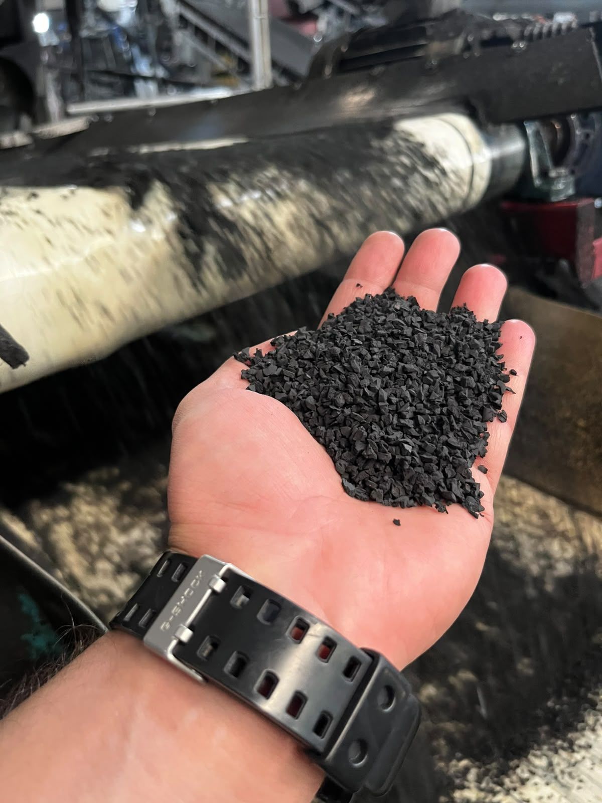 Avuçta geri dönüştürülmüş siyah EPDM granül